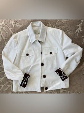 Neiman Marcus Women’s White Cotton Button-Front Jacket with Dark Brown Accents